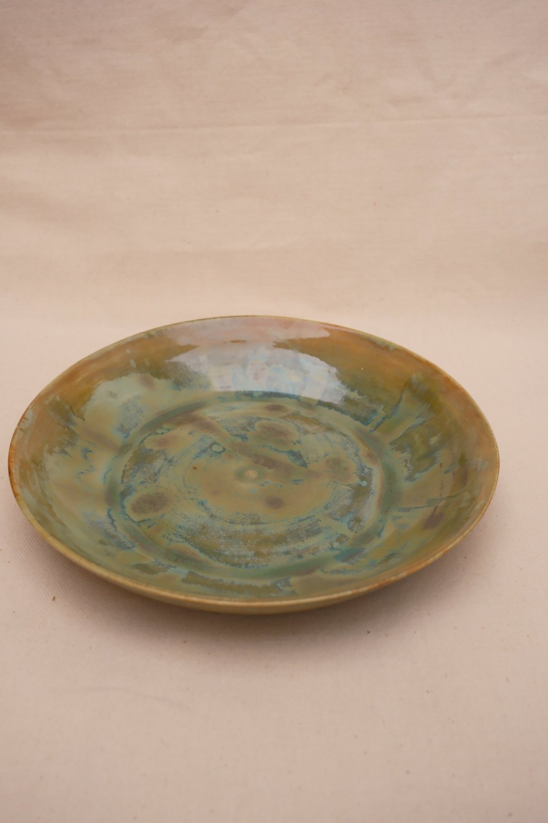 Plate-bowl in Seaweed and Textured Turquoise glazes, on linen