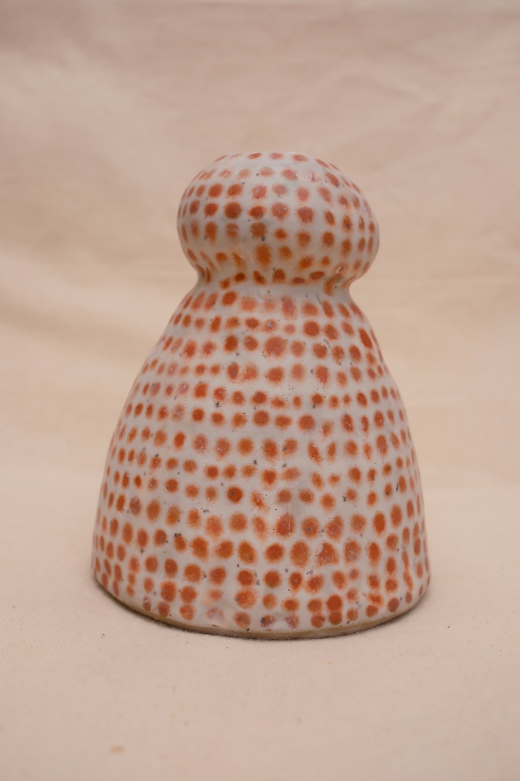 The vase from the back, its hand-shaped bell form