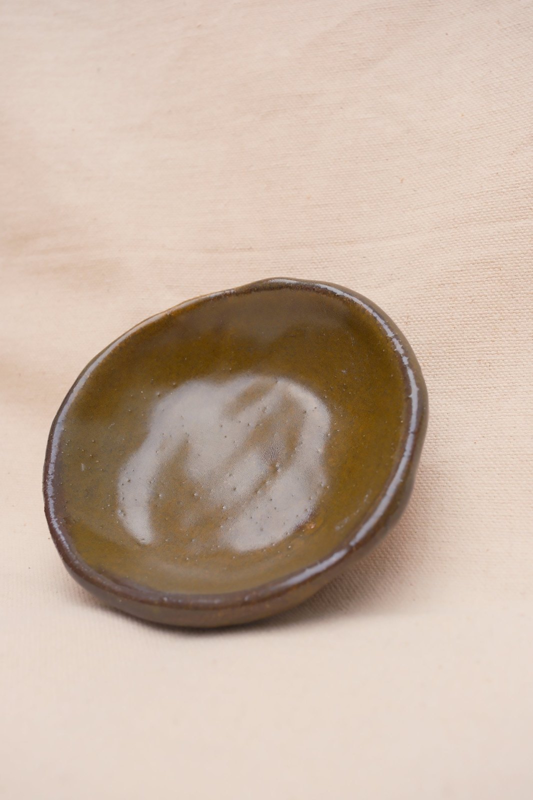 Tenmoku pinch dish, No. 18: handmade, olive-gold with a dark brown rim