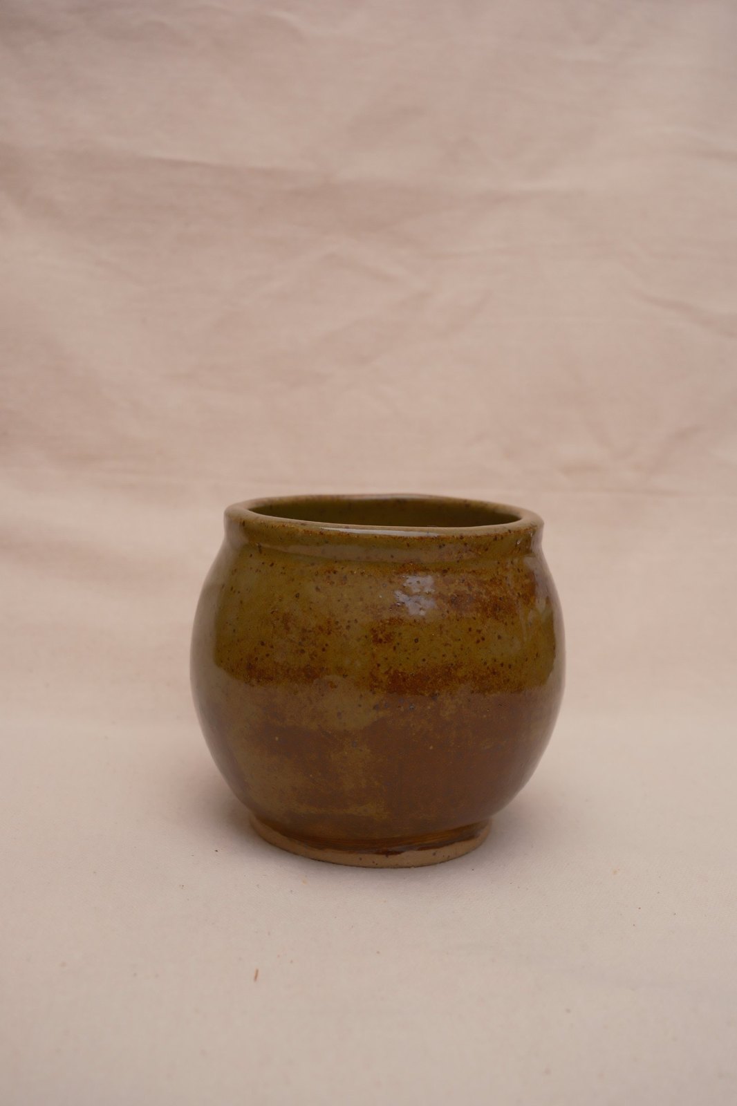 The bowl from the front, glossy highlights on the shoulder